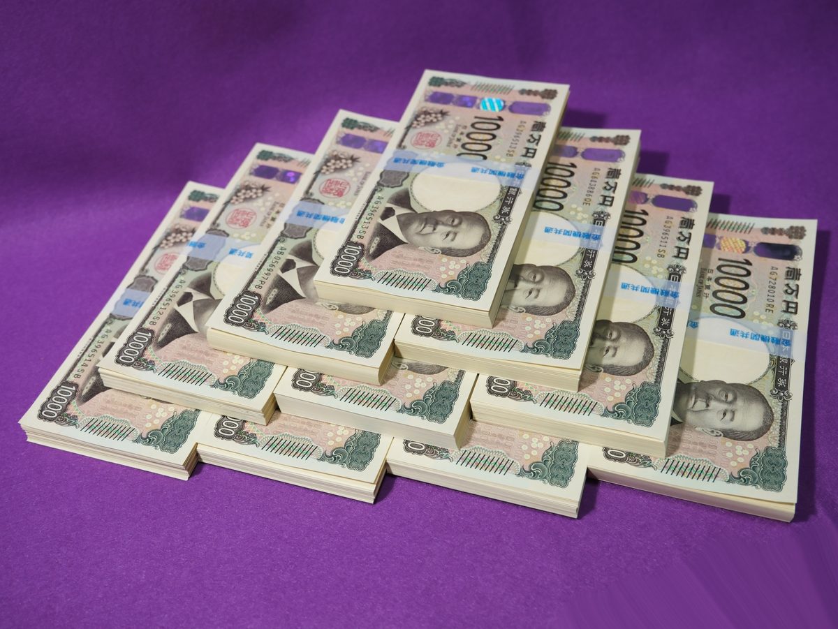 積み上げた新しい一万円札の束