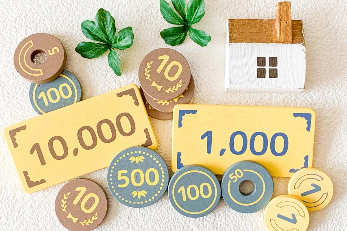 硬貨とお札をかたどったおもちゃのお金