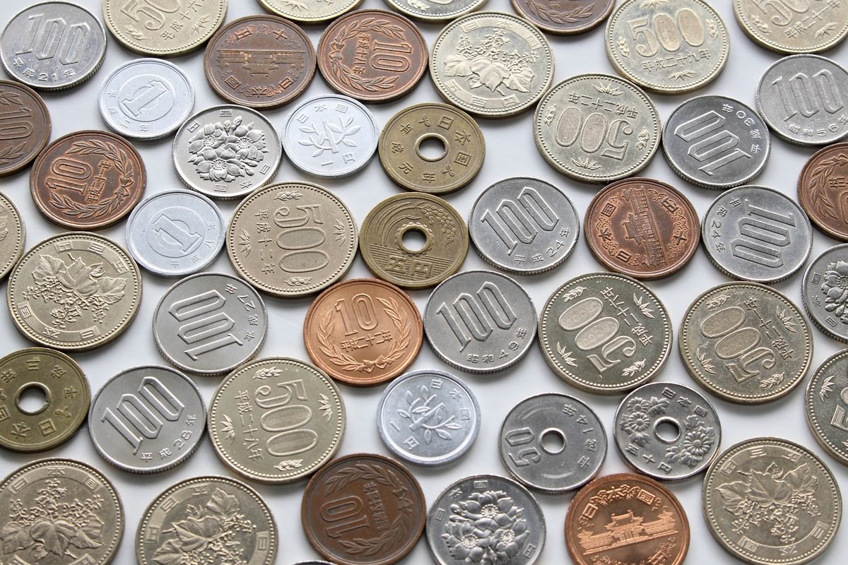 たくさんの日本の硬貨