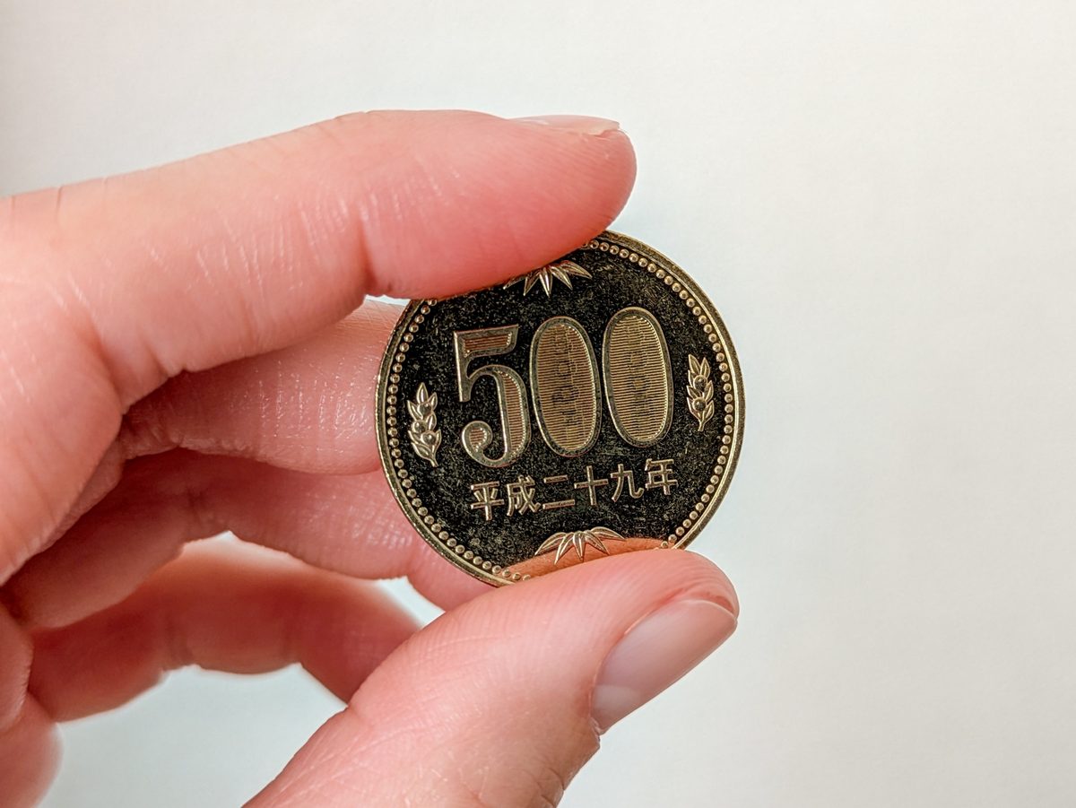 平成二十九年の500円玉を指でつまんだところ