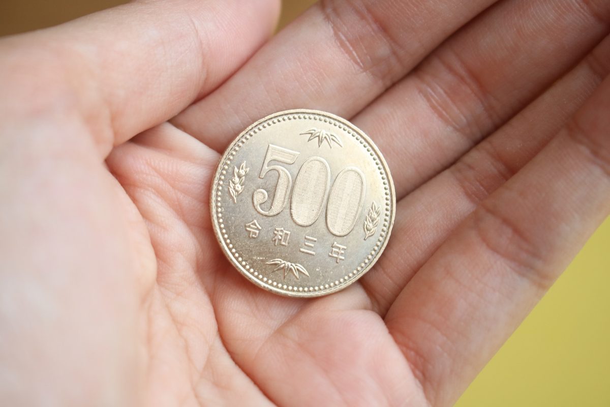 手のひらにのせた令和三年の500円硬貨