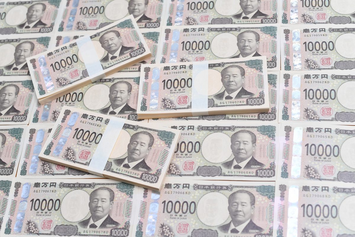帯でまとめた一万円札の束
