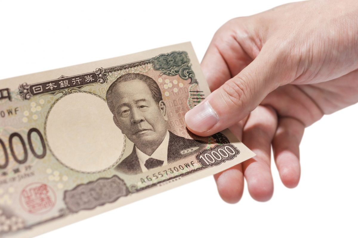 渋沢栄一の新しい一万円札を持つ手